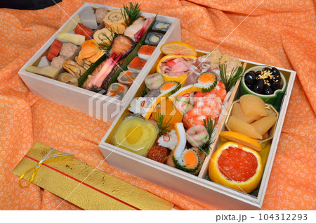 日本の伝統的なお祝い料理 おせち料理 日本の伝統的なお祝い料理 おせち料理 104312293