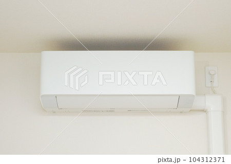 リビングの壁面に設置された省エネタイプのエアコン リビングの壁面に設置された省エネタイプのエアコン 104312371