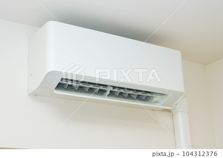 リビングの壁面に設置された省エネタイプのエアコン 104312376