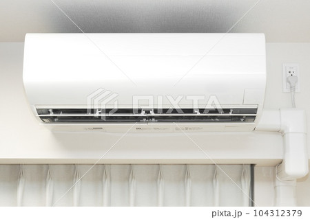 リビングの壁面に設置された省エネタイプのエアコン 104312379