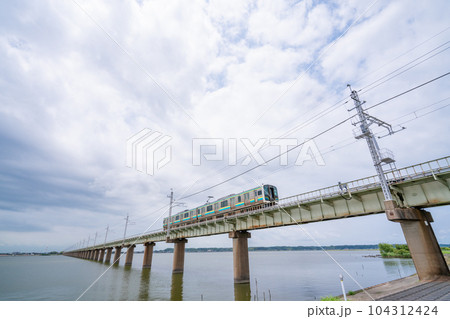（茨城県）北浦橋梁を走る電車 104312424