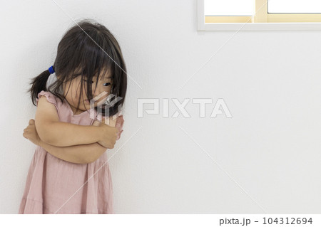 腕を組んで怯えた女の子（2歳11か月、日本人） 104312694