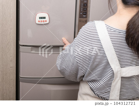 【冷蔵室を開ける主婦】 104312721