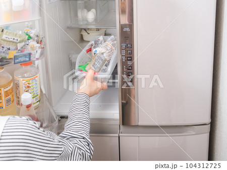 【冷蔵室からトレイを取り出す主婦】 【冷蔵室からトレイを取り出す主婦】 104312725