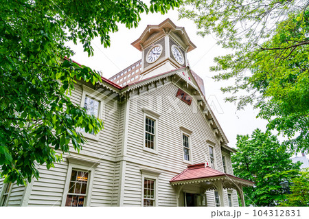 【北海道】初夏の新緑が綺麗な札幌市時計台 【北海道】初夏の新緑が綺麗な札幌市時計台 104312831