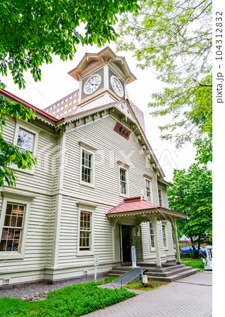 【北海道】初夏の新緑が綺麗な札幌市時計台 【北海道】初夏の新緑が綺麗な札幌市時計台 104312832