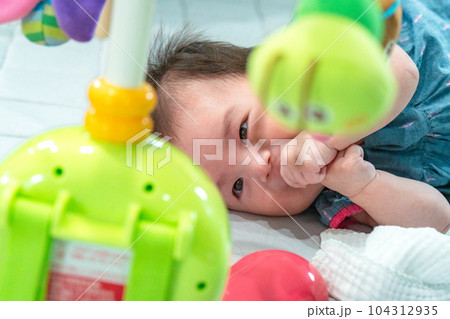 笑顔で見つめている赤ちゃん 0歳児の女の子 笑顔で見つめている赤ちゃん 0歳児の女の子 104312935