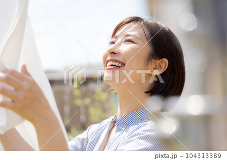 洗濯を干す女性の写真 104313389