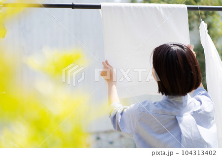洗濯を干す女性の写真 104313402
