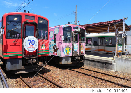 会津田島駅に停車中の会津鉄道列車(AIZUマウントエクスプレス70周年記念ヘッドマーク) 会津田島駅に停車中の会津鉄道列車(AIZUマウントエクスプレス70周年記念ヘッドマーク) 104313405
