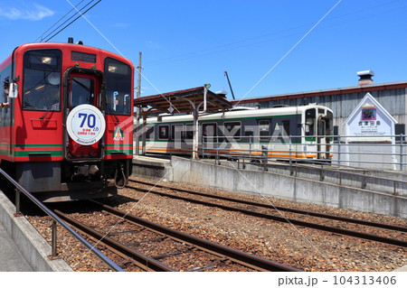 会津田島駅に停車中の会津鉄道列車（AIZUマウントエクスプレス70周年記念ヘッドマーク） 104313406