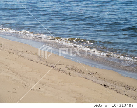 青い海の砂浜の波打ち際。 104313485