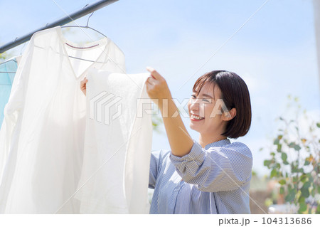 洗濯を干す女性の写真 104313686