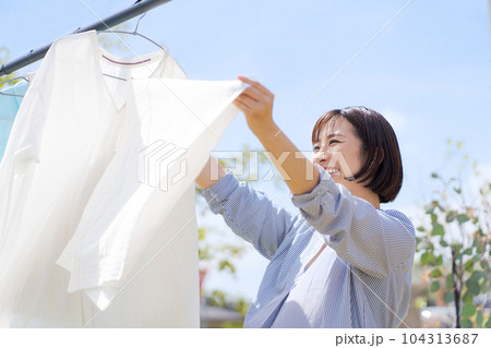 洗濯を干す女性の写真 104313687