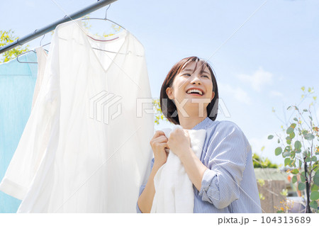 洗濯を干す女性の写真 104313689
