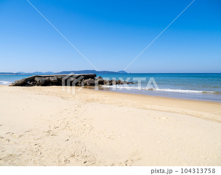 砂浜と綺麗な海と青空。福岡市東区奈多の海岸。 104313758