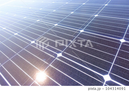 日光を受けた単結晶の太陽光パネル 104314091