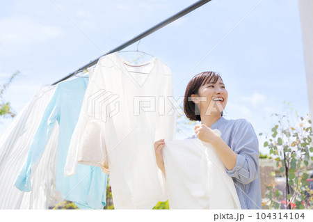 洗濯を干す女性の写真 104314104