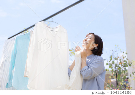 洗濯を干す女性の写真 104314106