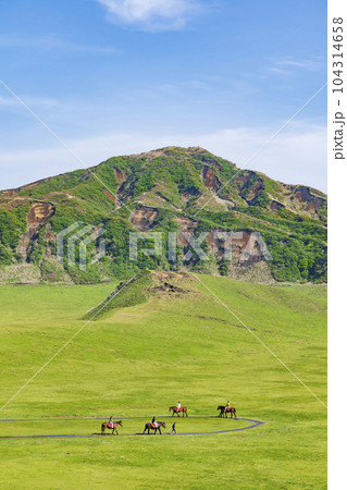 【熊本県】阿蘇カルデラの草原 草千里ヶ浜と乗馬トレッキング 【熊本県】阿蘇カルデラの草原 草千里ヶ浜と乗馬トレッキング 104314658