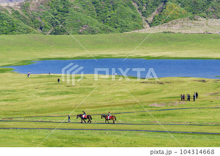 【熊本県】阿蘇カルデラの草原 草千里ヶ浜と乗馬トレッキング 104314668