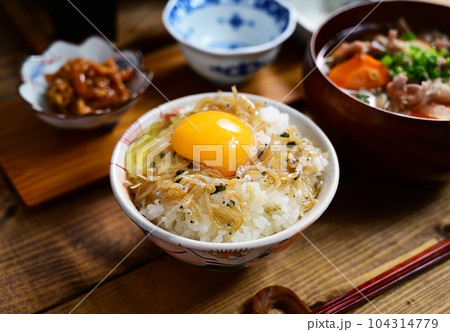 豚汁セット卵かけご飯 104314779