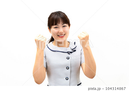 ガッツポーズの女性社員 ガッツポーズの女性社員 104314867