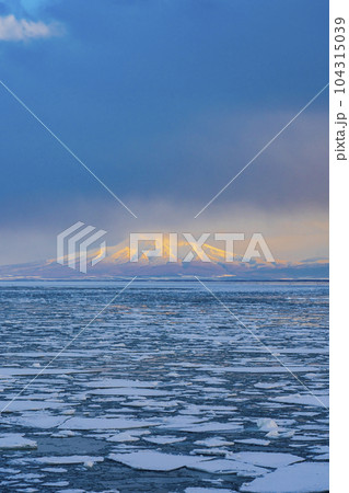 【流氷観光】網走 海面に押し寄せる流氷と知床連山の山並 104315039