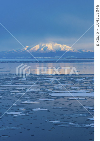【流氷観光】網走 海面に押し寄せる流氷と知床連山の山並 【流氷観光】網走 海面に押し寄せる流氷と知床連山の山並 104315046