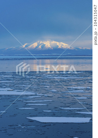 【流氷観光】網走 海面に押し寄せる流氷と知床連山の山並 【流氷観光】網走 海面に押し寄せる流氷と知床連山の山並 104315047