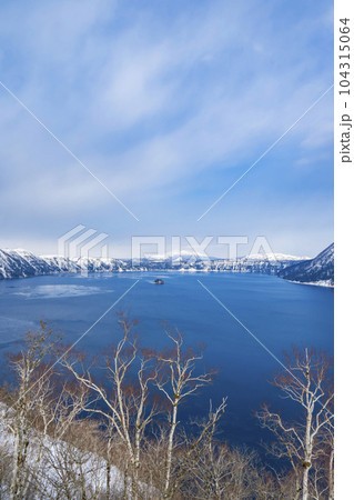 冬の摩周湖第一展望台から望む摩周湖 104315064