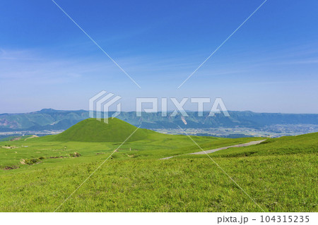 【熊本県】阿蘇カルデラ 火山の造形美 米塚 104315235