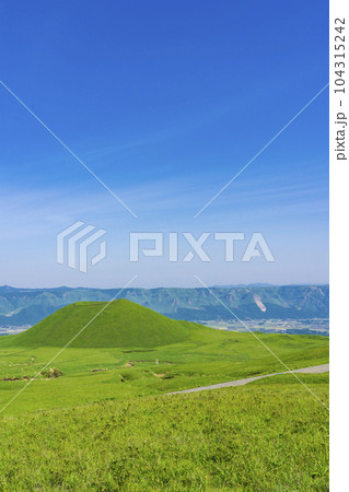 【熊本県】阿蘇カルデラ 火山の造形美 米塚 104315242