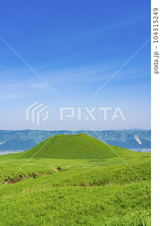 【熊本県】阿蘇カルデラ 火山の造形美 米塚 【熊本県】阿蘇カルデラ 火山の造形美 米塚 104315249