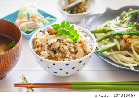 旬の食材で作る山菜ごはん 104315467
