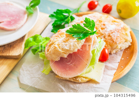 自家製ももハムサンド 104315496