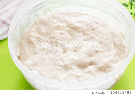 冷蔵庫から出した低温発酵のパン生地 104315498