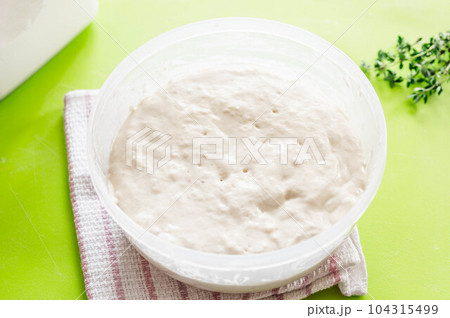 冷蔵庫から出した低温発酵のパン生地 104315499