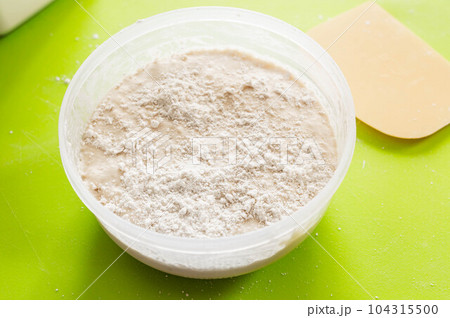 冷蔵庫から出した低温発酵のパン生地 冷蔵庫から出した低温発酵のパン生地 104315500