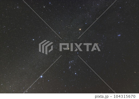 秋の星空　オリオン座と冬の天の川 104315670
