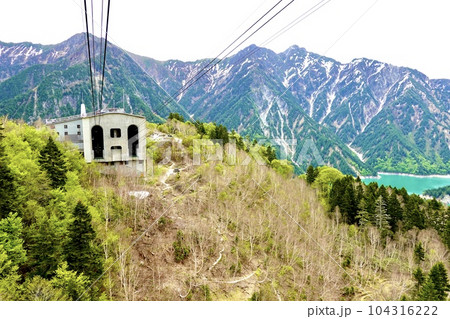 立山黒部アルペンルート 立山ロープウェイから黒部湖駅舎と黒部湖が見える風景 富山県中新川郡立山町 立山黒部アルペンルート 立山ロープウェイから黒部湖駅舎と黒部湖が見える風景 富山県中新川郡立山町 104316222