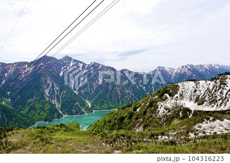 立山黒部アルペンルート　立山ロープウェイから残雪越しに黒部湖が見える風景　 富山県中新川郡立山町 104316223