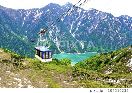 立山黒部アルペンルート　立山ロープウェイからゴンドラが見える風景　 富山県中新川郡立山町 104316232