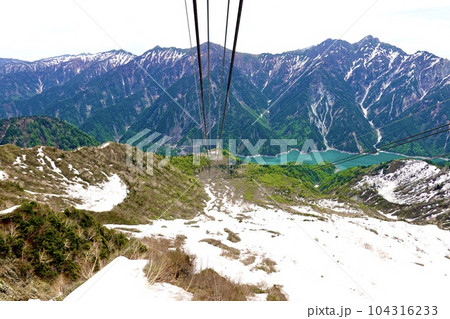 立山黒部アルペンルート 立山ロープウェイから残雪越しに黒部湖が見える風景 富山県中新川郡立山町 立山黒部アルペンルート 立山ロープウェイから残雪越しに黒部湖が見える風景 富山県中新川郡立山町 104316233