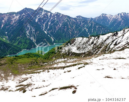立山黒部アルペンルート 立山ロープウェイから残雪越しに黒部湖が見える風景 富山県中新川郡立山町 立山黒部アルペンルート 立山ロープウェイから残雪越しに黒部湖が見える風景 富山県中新川郡立山町 104316237