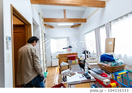 断捨離をする男性　大掃除 104316333
