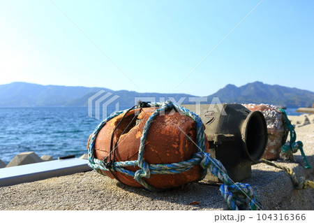 海辺の蛸壺 104316366