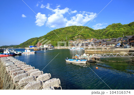 蛸壺が並ぶ宮ノ口港 (倉橋町鹿島) 104316374