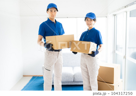 引っ越し業者イメージ_男女スタッフ 104317250