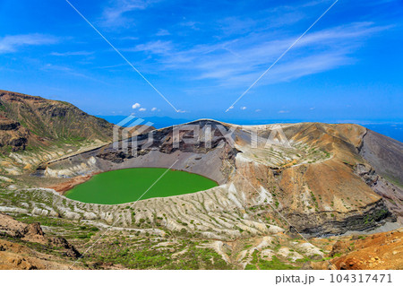 観光客で賑わう宮城蔵王のお釜付近の風景 104317471